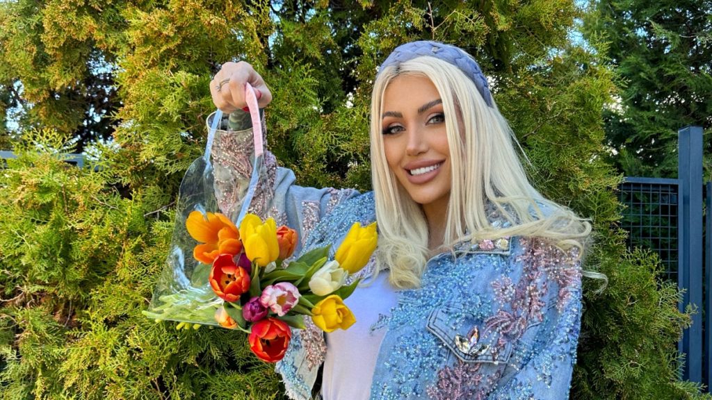 Джулиана Гани изненада жени в Пловдив с лалета за 8 март