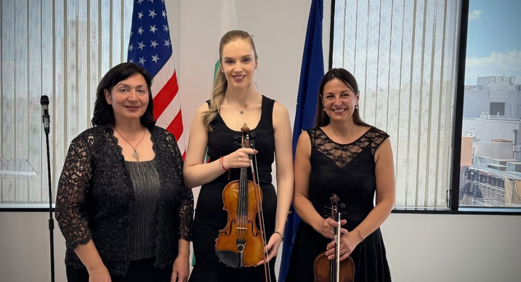 Цигуларката Зорница Иларионова получава безценен инструмент Enrico Ceruti от 1875 година