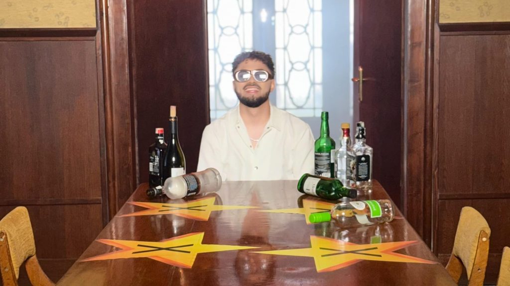 Синан влезе в трендинг с „Маса за един“ – но какво ни казва с тази песен?