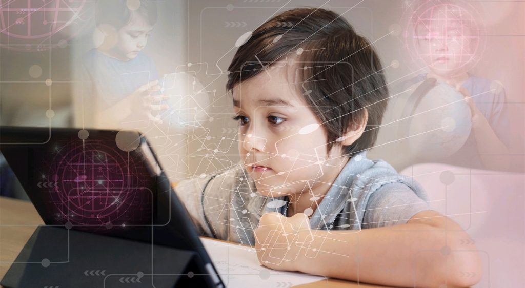 Мисли, преди да скролваш: защо децата трябва да мислят критично онлайн