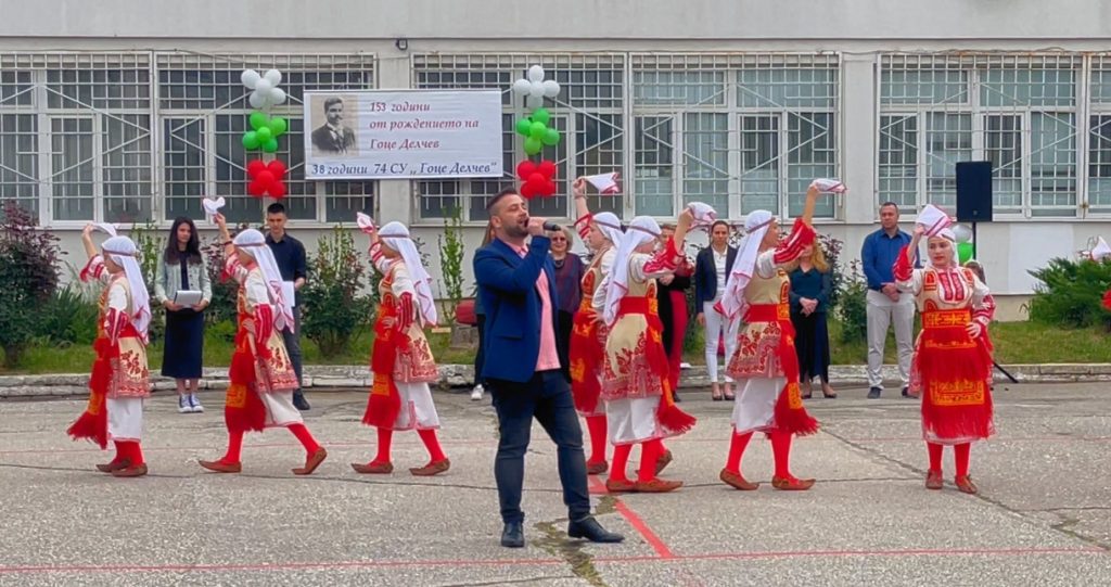 Валентин Велчев пя на патронния празник на училище „Гоце Делчев“