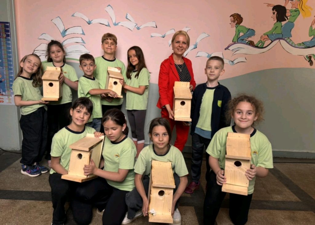 Русенски ученици изработват цветни къщички за птици