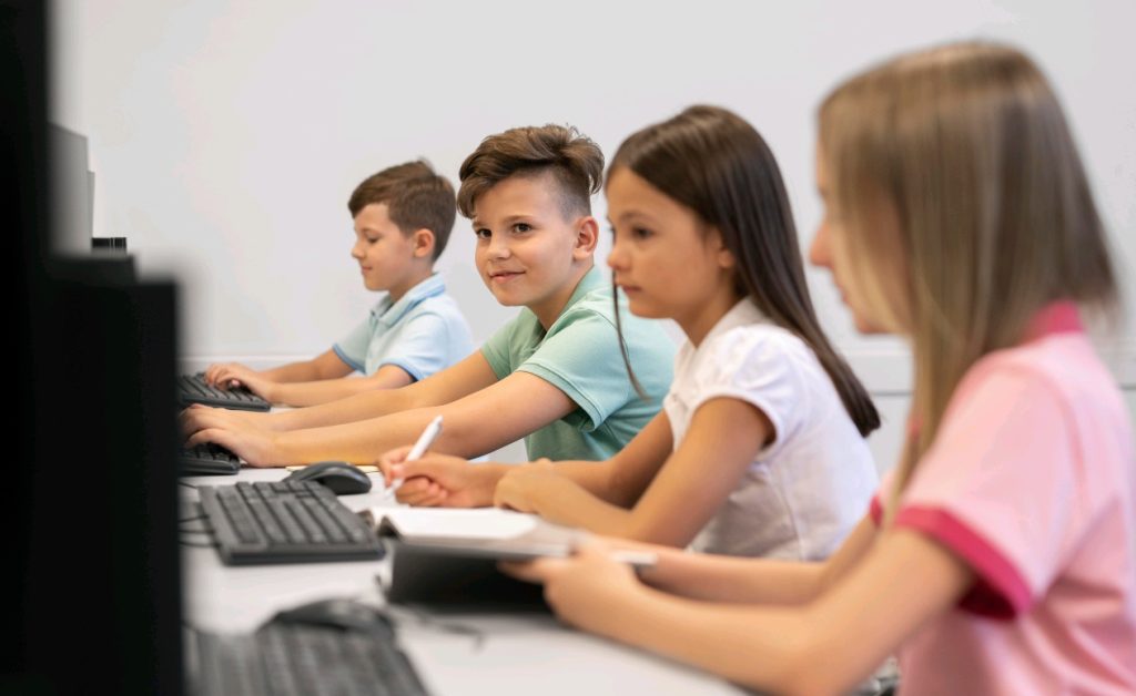 Близо 1000&nbsp; ученици и преподаватели се включиха в открит урок по онлайн безопасност