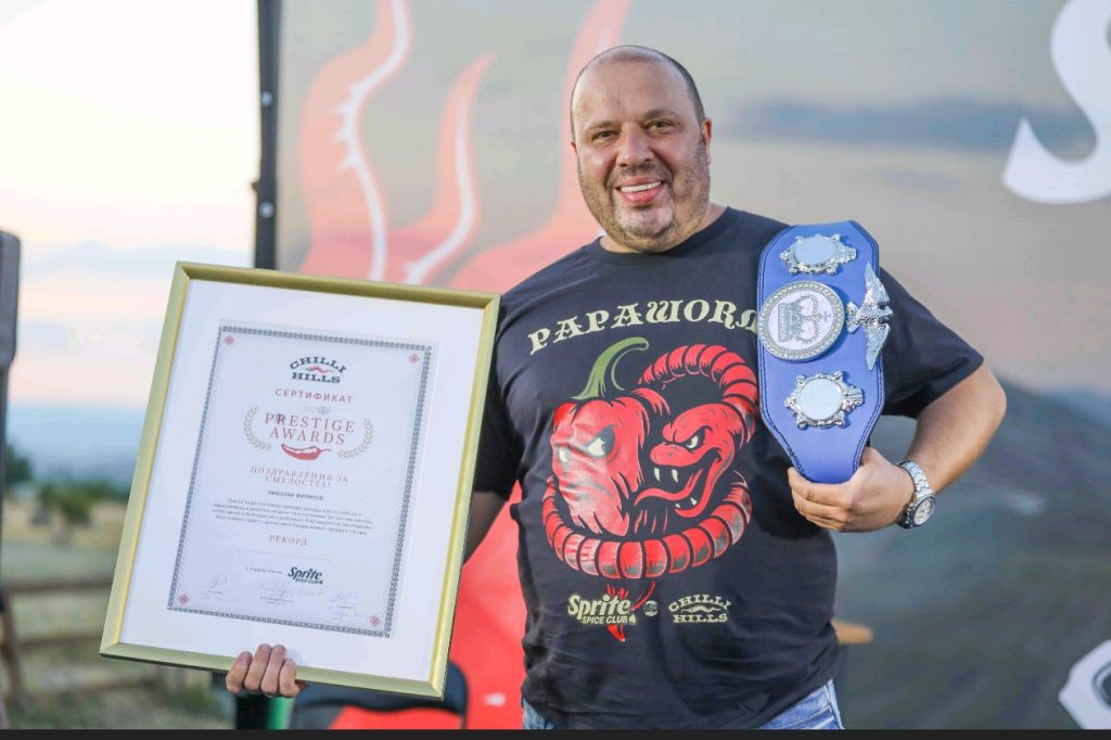 Българин постави Световен Рекорд с най-лютата чушка в света Carolina Reaper﻿Николай Филипов счупи световния рекорд, побеждавайки досегашния шампион Mike Jack