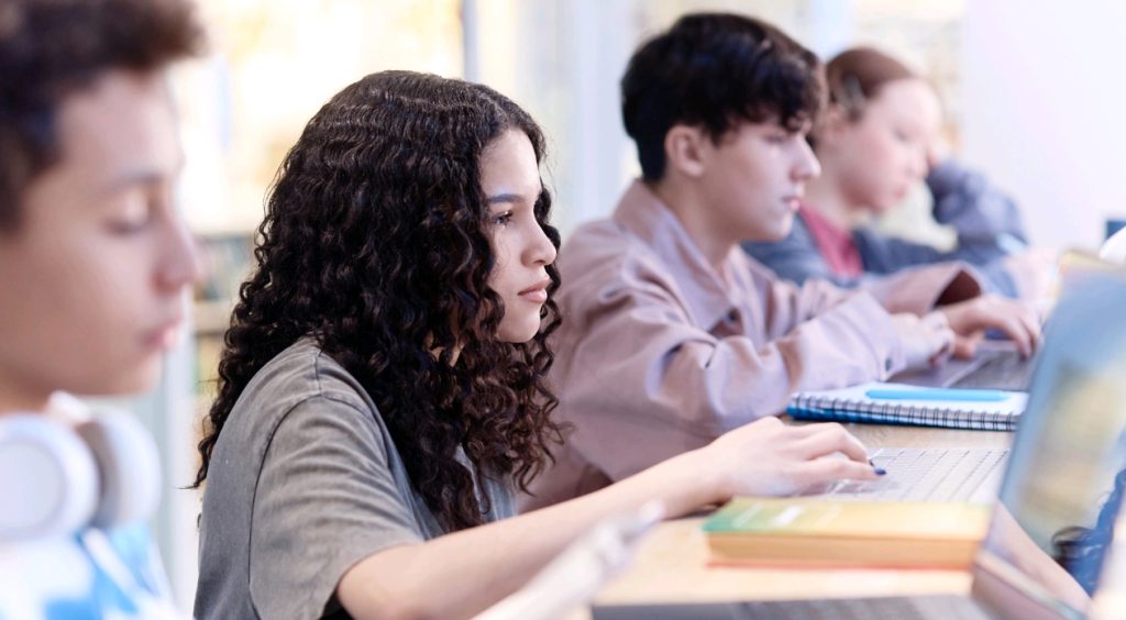 Безплатни уроци за фалшивите новини показват на гимназистите как да разпознават манипулативно съдържание онлайн