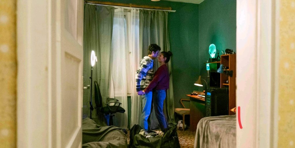 ТОДОР КОЦЕВ СПИ НА ПАЛАТКА ПРЕДИ СНИМКИТЕ НА “MADE IN EU”