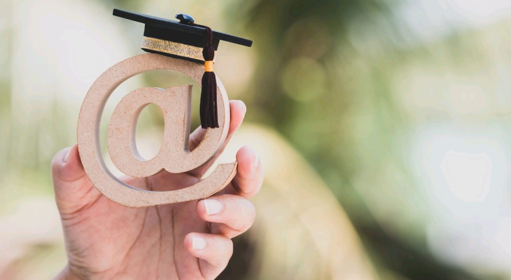 Едва 10% от хората с основно образование ползват онлайн банкиране